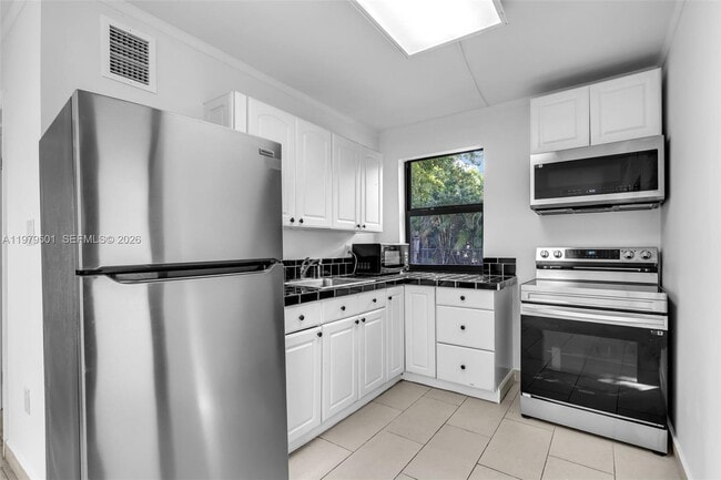 Building Photo - 130 SW 31st Ct