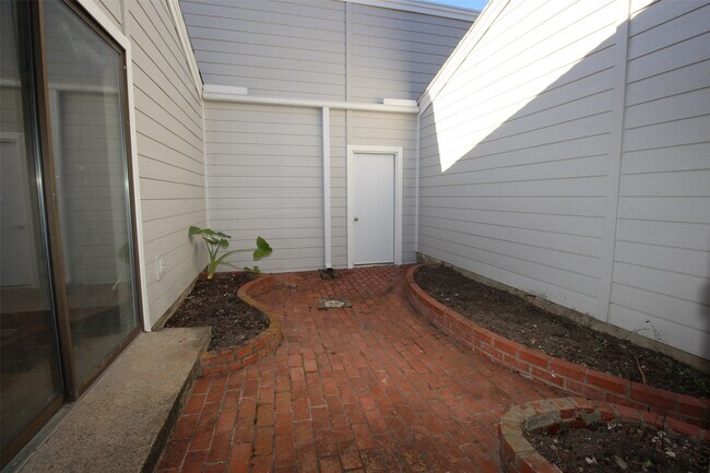 Building Photo - 13 Hideaway Dr