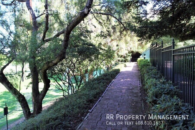 Building Photo - 903 Sunrose Terrace