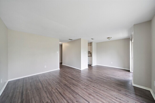 Building Photo - 2202 16th Ave N