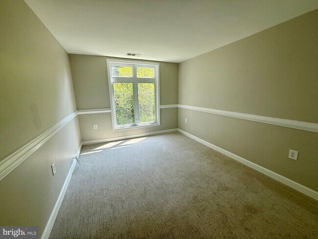 Building Photo - 1140 Lake Heron Dr