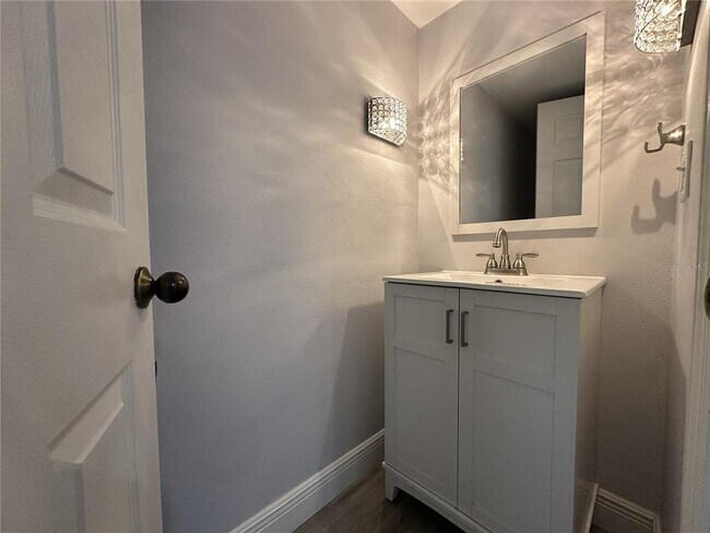 Building Photo - 308 S Bungalow Park Ave