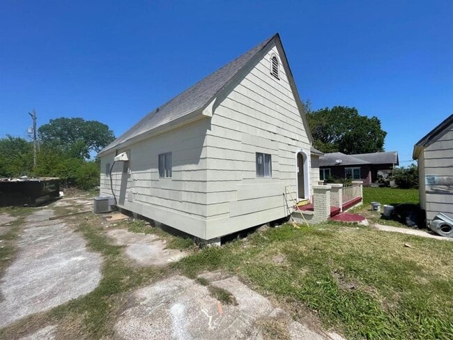 Building Photo - 2217 W Rev Dr Ransom Howard St