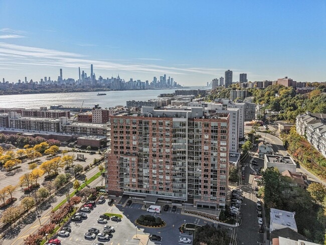 Building Photo - 915 Hudson Park