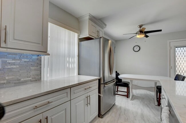 Building Photo - 998 Normandy Trail