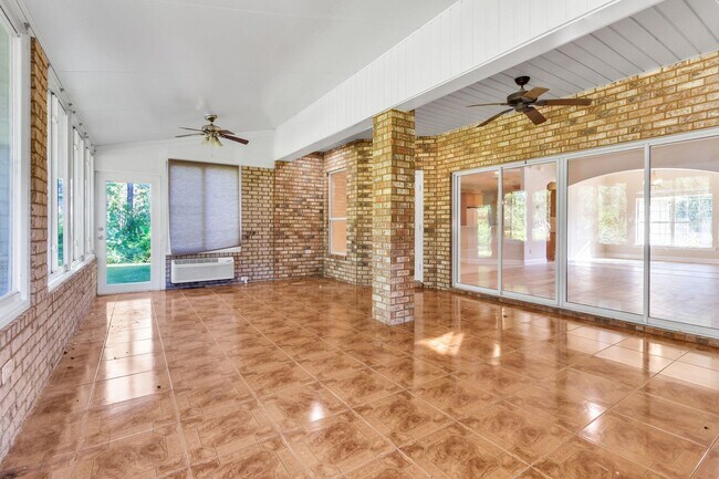 Building Photo - 1630 Oakmont Cir