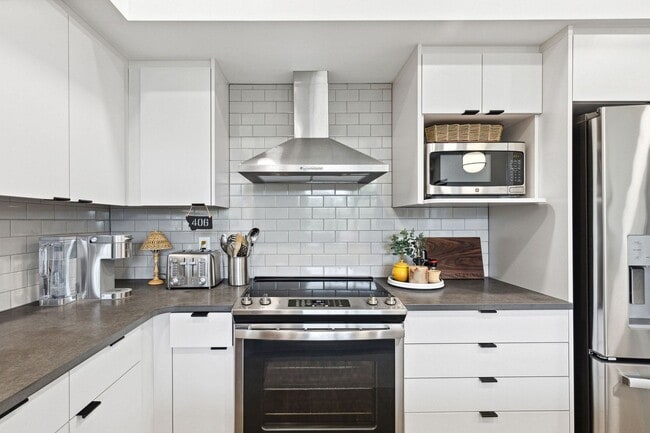 Building Photo - Hip Strip Furnished Condo in Reed Building $2,500 / Month - DATES NEGOTIABLE