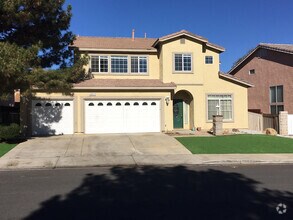 Building Photo - LARGE HOME WITH POOL! LOCATED CLOSE TO HWY...