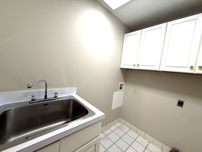 Building Photo - Spacious 3 Bedroom 2 Bath Home