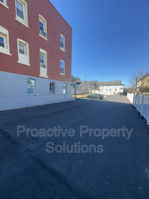 Building Photo - 730 N Main St