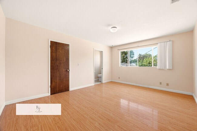 Building Photo - 5934 1/2 Alessandro Ave