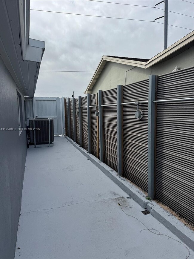 Building Photo - 881 Hialeah Dr