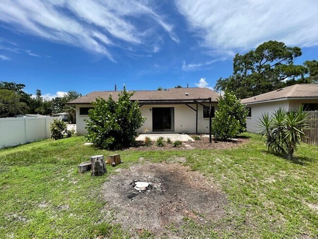 Building Photo - Open and bright 2/2 with garage