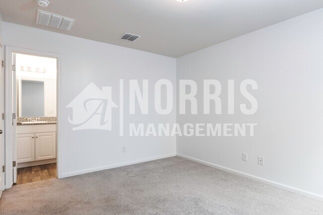 Building Photo - Newer Home in a Great Location to the Freeway