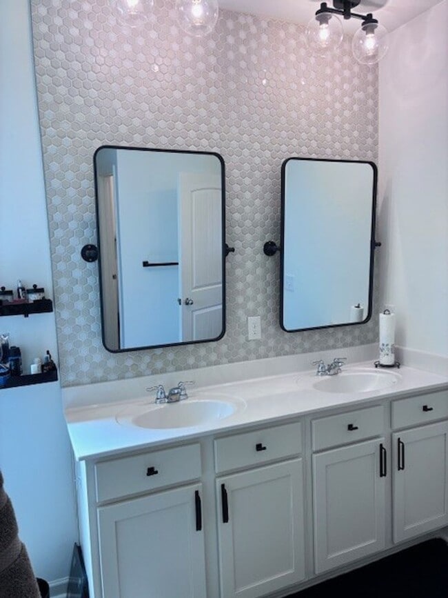 Building Photo - 224 Park Crest Run