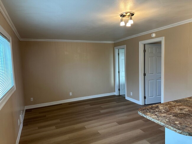 Building Photo - Updated one bedroom duplex in Springfield!