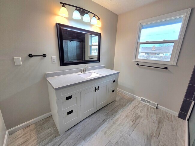 Building Photo - 213 W Aven Ave