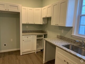 Building Photo - 412 Mistletoe St