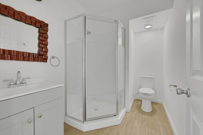 Building Photo - Rehabbed Downtown Henderson Home