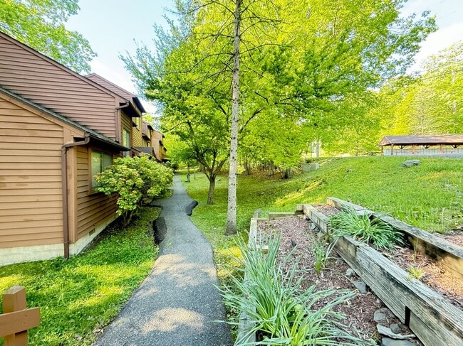 Building Photo - 134 English Ct