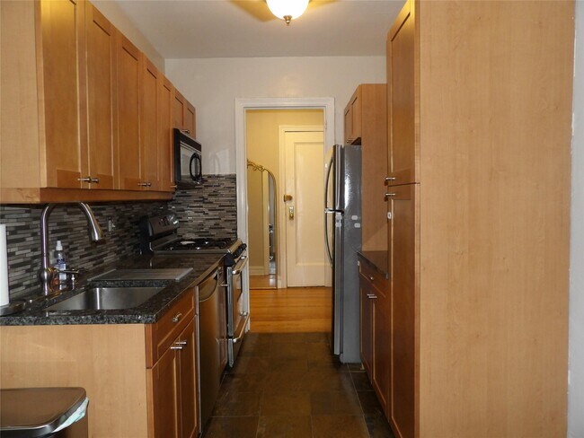 Building Photo - 10 Nosband Ave