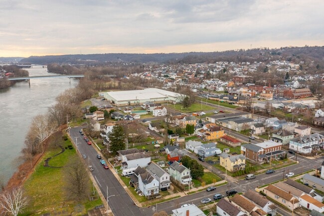 Building Photo - SCORE 50% OFF 1ST MONTH'S RENT IF SIGNED BY JUNE 5! Beautiful 3 bedroom home in Coraopolis availa...