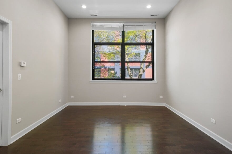 Building Photo - 2200 W Lawrence Ave