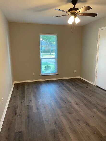 Building Photo - 807 Rush Creek Dr