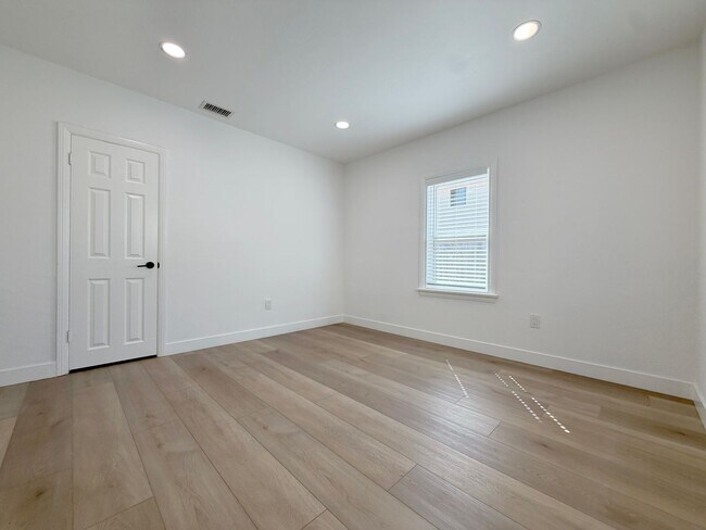 Building Photo - Alhambra Dr