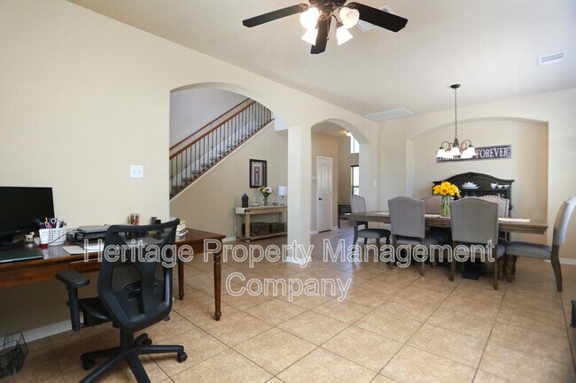 Building Photo - 611 Oxalis