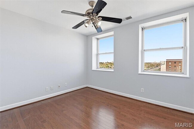 Building Photo - $1000 DEPOSIT SPECIAL! Partially Furnished West End Condo for Rent!