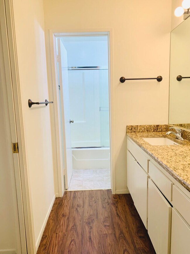 Building Photo - TOP FLOOR 1BD/1BA CONDO AVAILABLE AT THE PLAZA IN PACIFIC BEACH - $2,495/mo