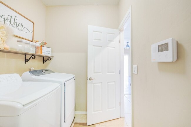 Building Photo - Conveniently located 3 Bedroom, 2 bath wit...