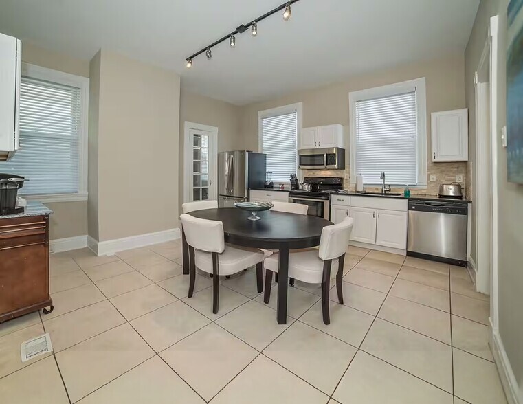 Large eat in kitchen with butlers pantry - 1104 Cross Ln