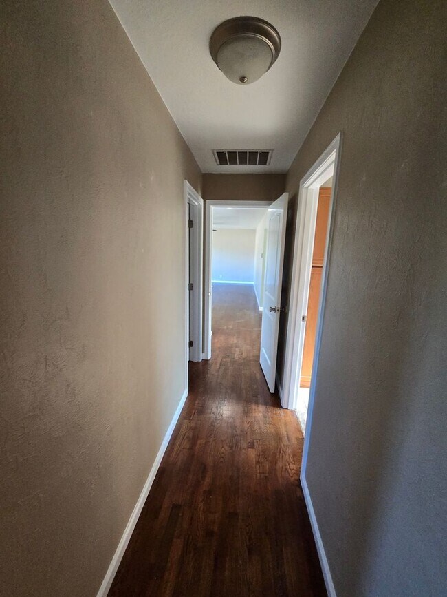 Building Photo - Pet Friendly Single Level 3 Bed 2 Bath Hom...
