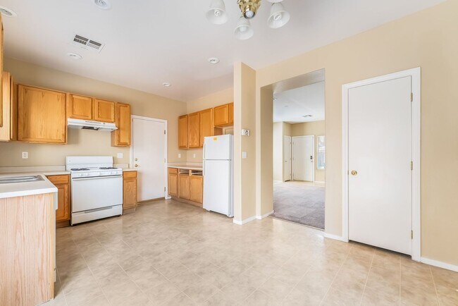 Building Photo - Comfortable Living Near City Conveniences!