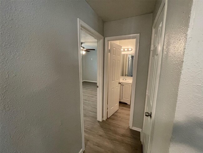 Building Photo - 3 BR/2.5BA | Updated Single Family Home | Gated backyard