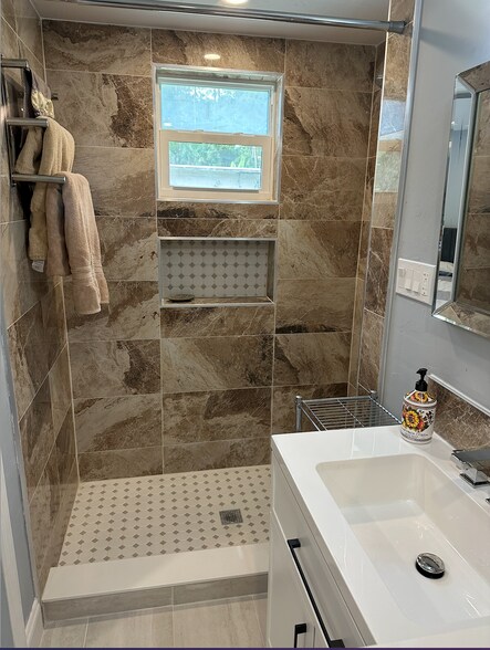 Building Photo - 493 Castle Dr