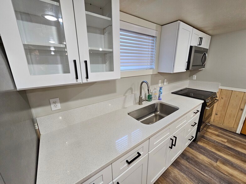 Building Photo - 4 E 1100 S