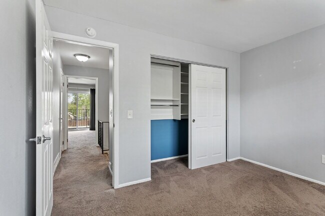 Building Photo - Southgelnn Townhome - 3 Bedrooms - 3 Bathr...