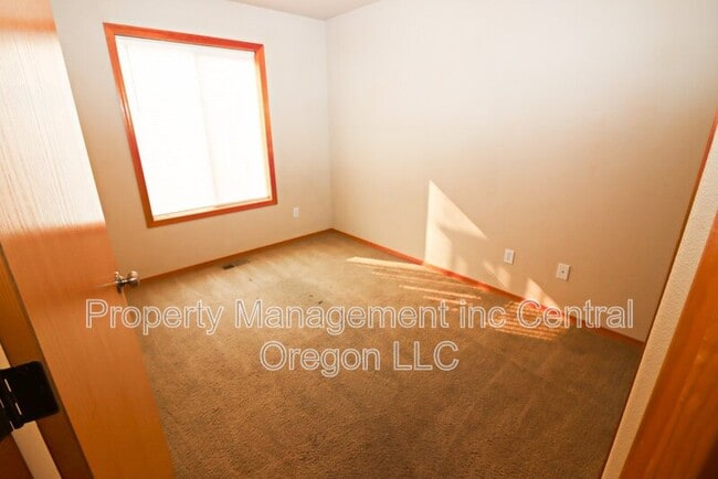 Building Photo - 3041 NE Canoe Ct