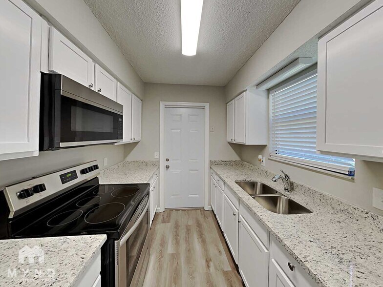 Building Photo - 6444 Diamond Leaf Ct N