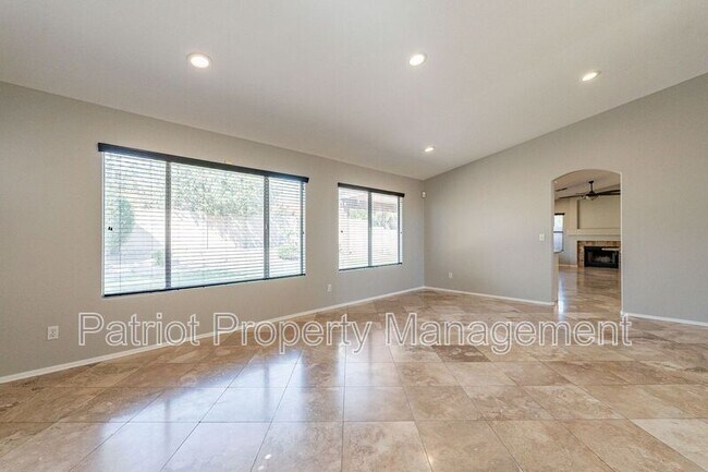 Building Photo - 4704 E Villa Maria Dr