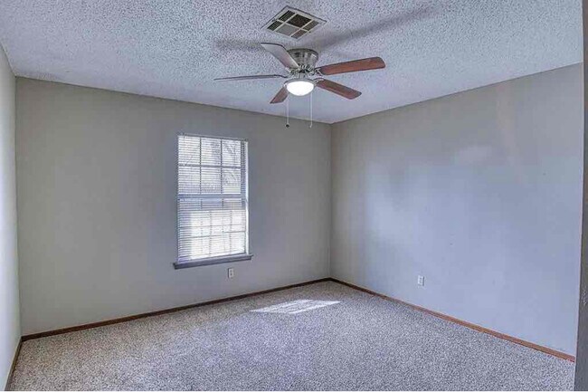 Building Photo - 724 Peregrine Dr