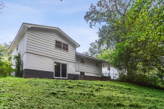 Building Photo - 2647 Hatfield Cir SE