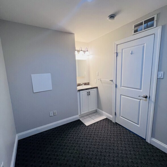 Building Photo - 619 S 42nd St