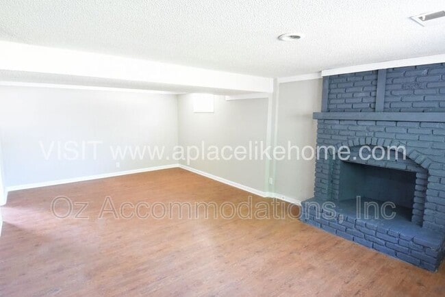 Building Photo - 1105 W Elm Terrace
