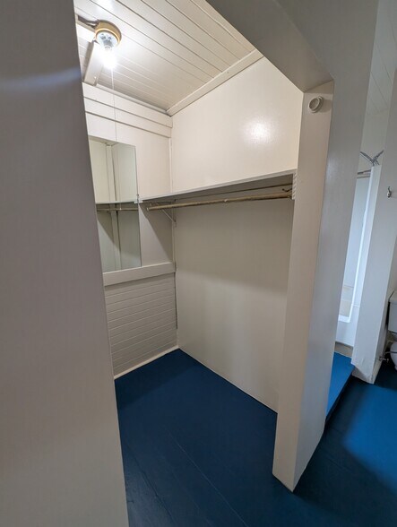 Building Photo - 715 SE 28th Ave