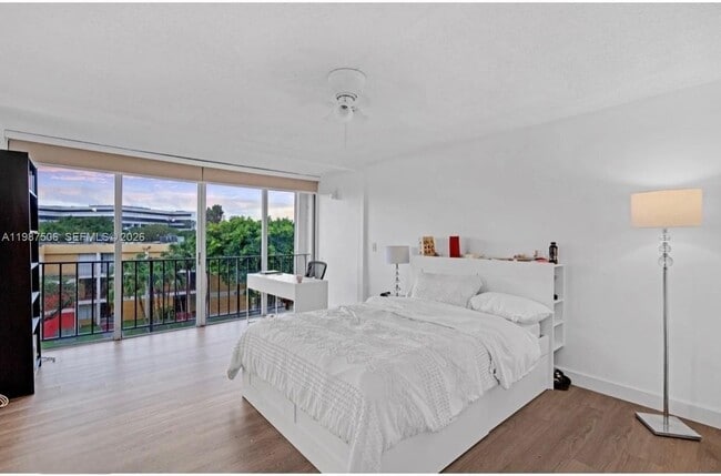 Building Photo - 9240 Fontainebleau Blvd