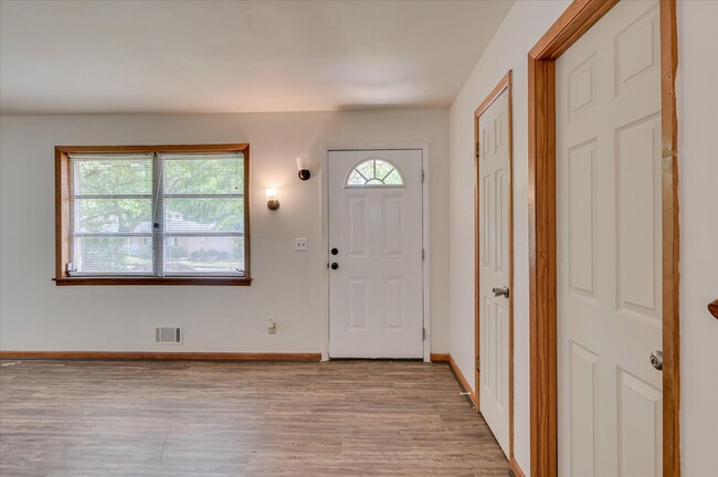 Building Photo - 1114 Terrace Cir